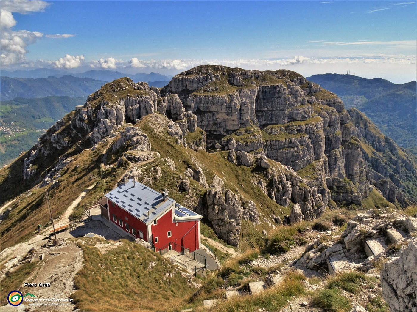 43 Dalla vetta del Resegone, Punta Cermenati (1875 m) , Rif. Azzoni (1860 m), Torre di Valnegra (1852 m) e Pizzo Daina (1864 m) .JPG